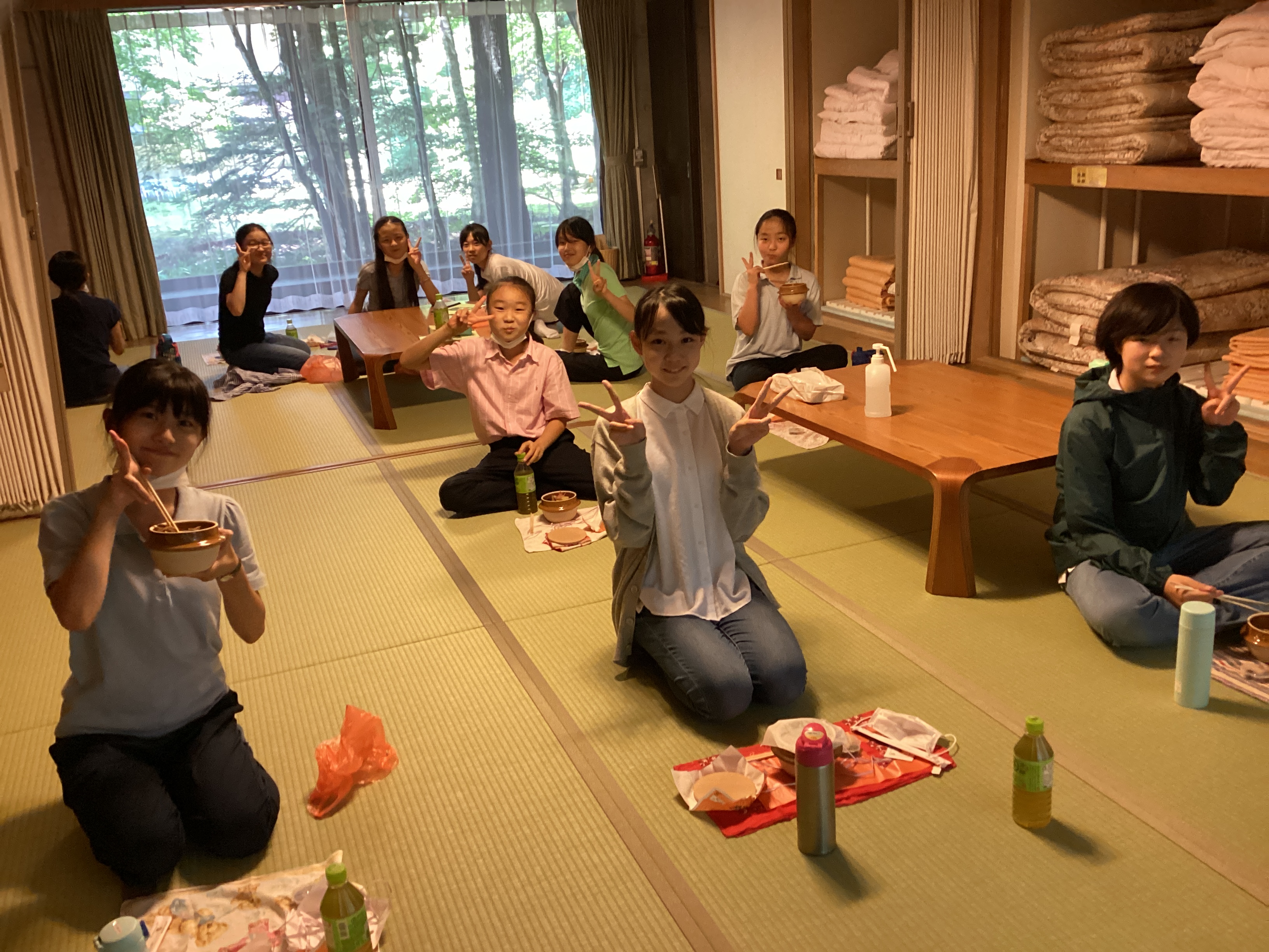 黙食しながらも笑顔がこぼれます