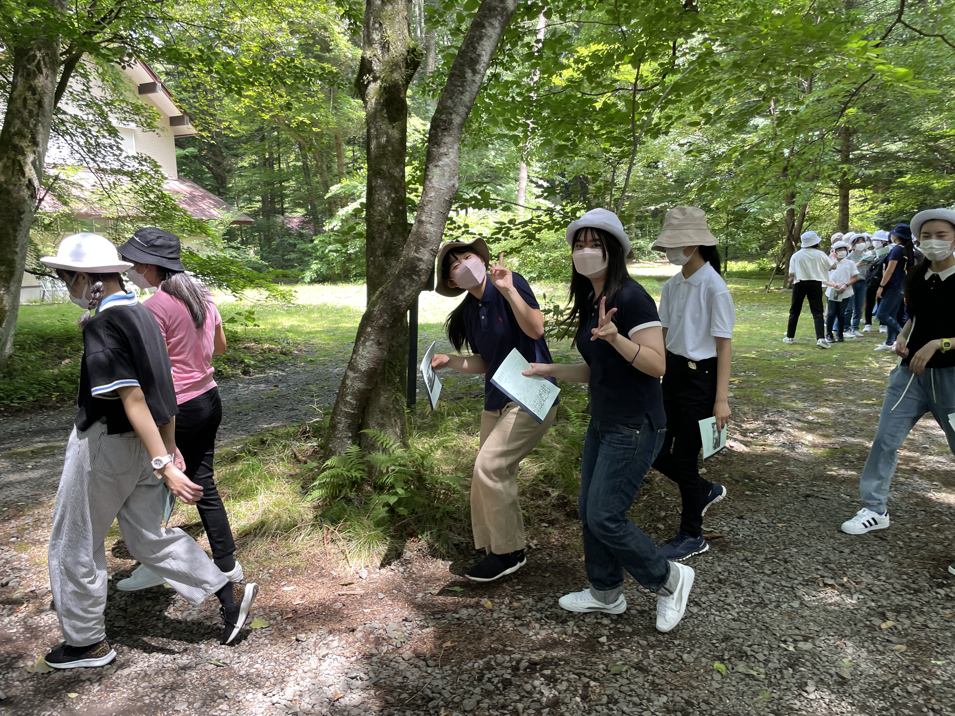 三泉寮に到着後、胸像挨拶に向かいます