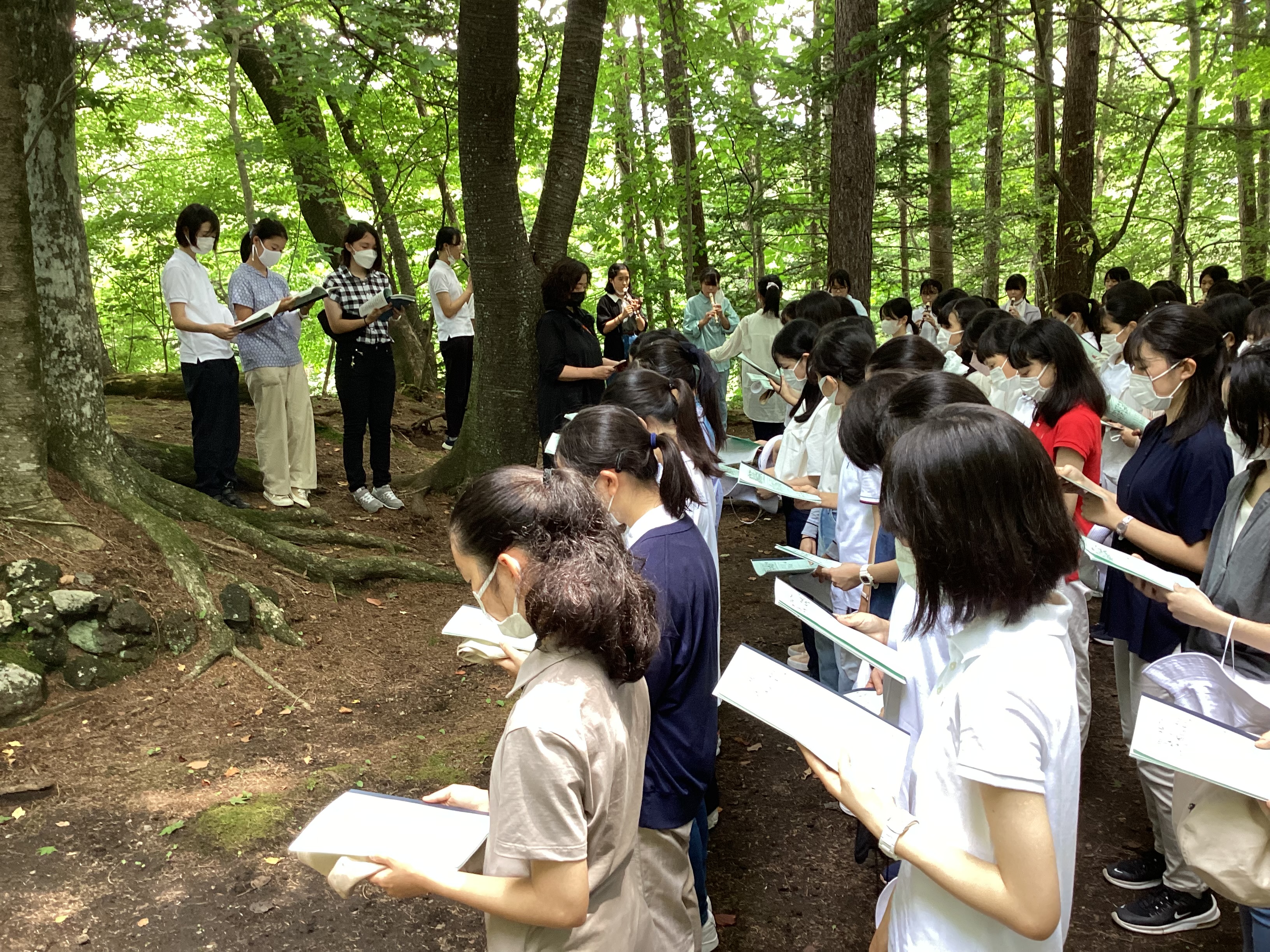 胸像挨拶の後、「山響」を歌います