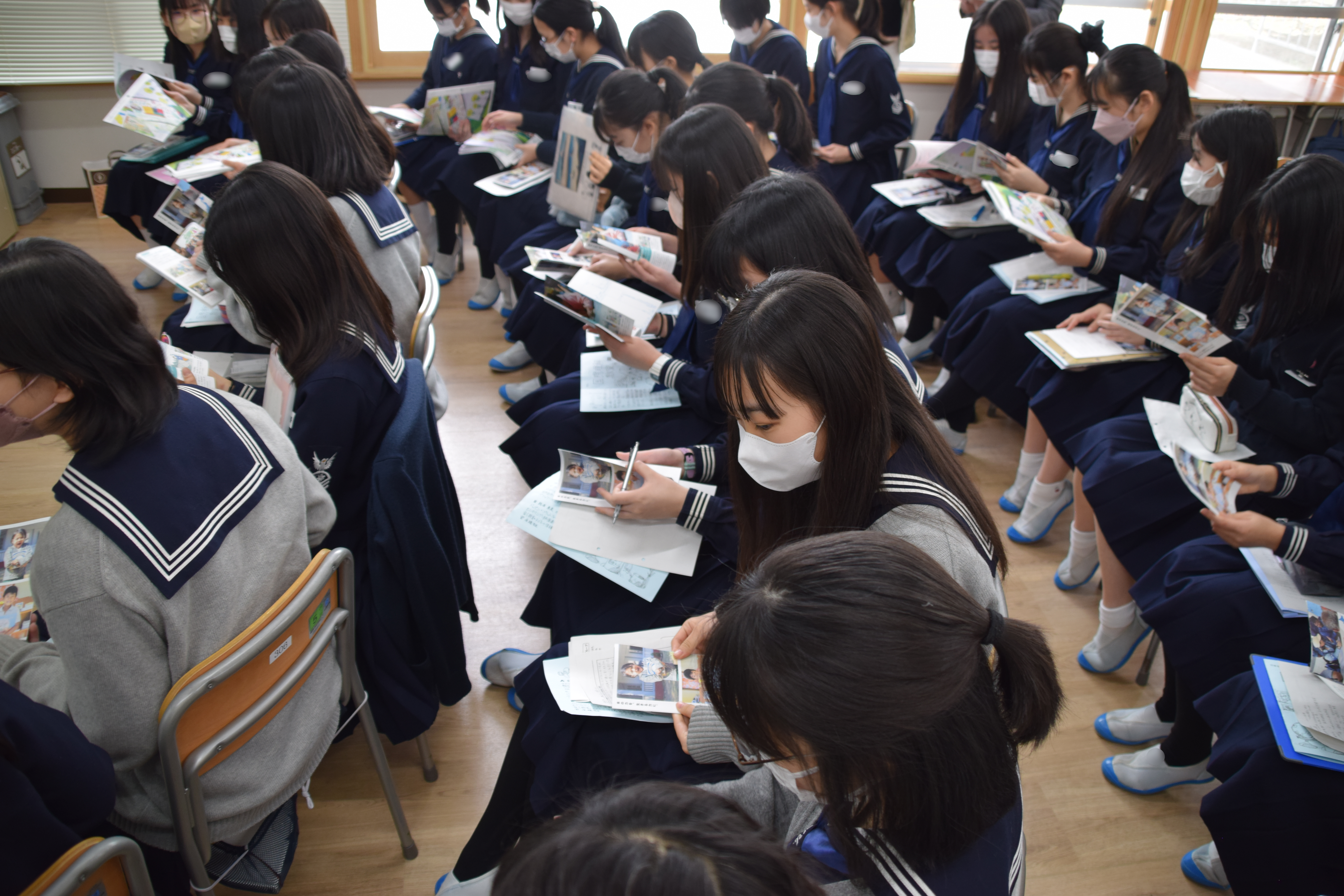 資料も活用しながら支援活動について学びます