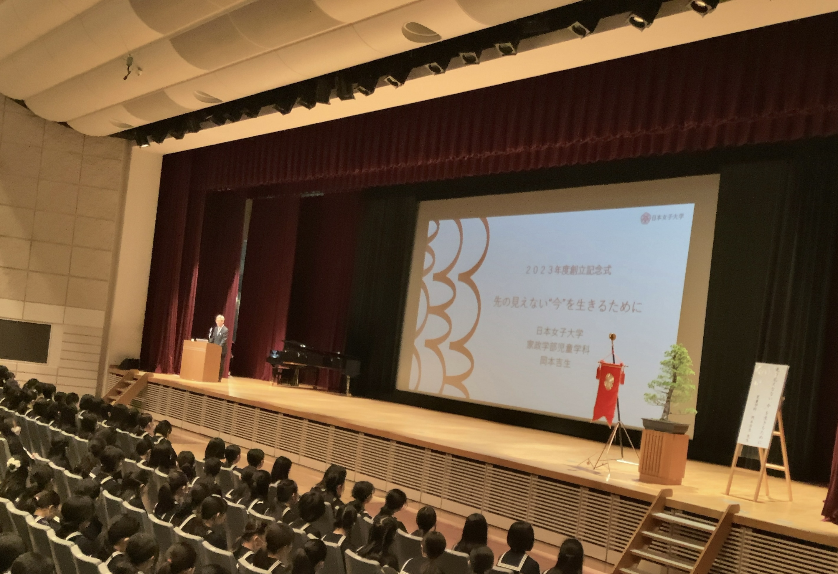 岡本吉生先生の講演　演題「先の見えない”今”を生きるために」