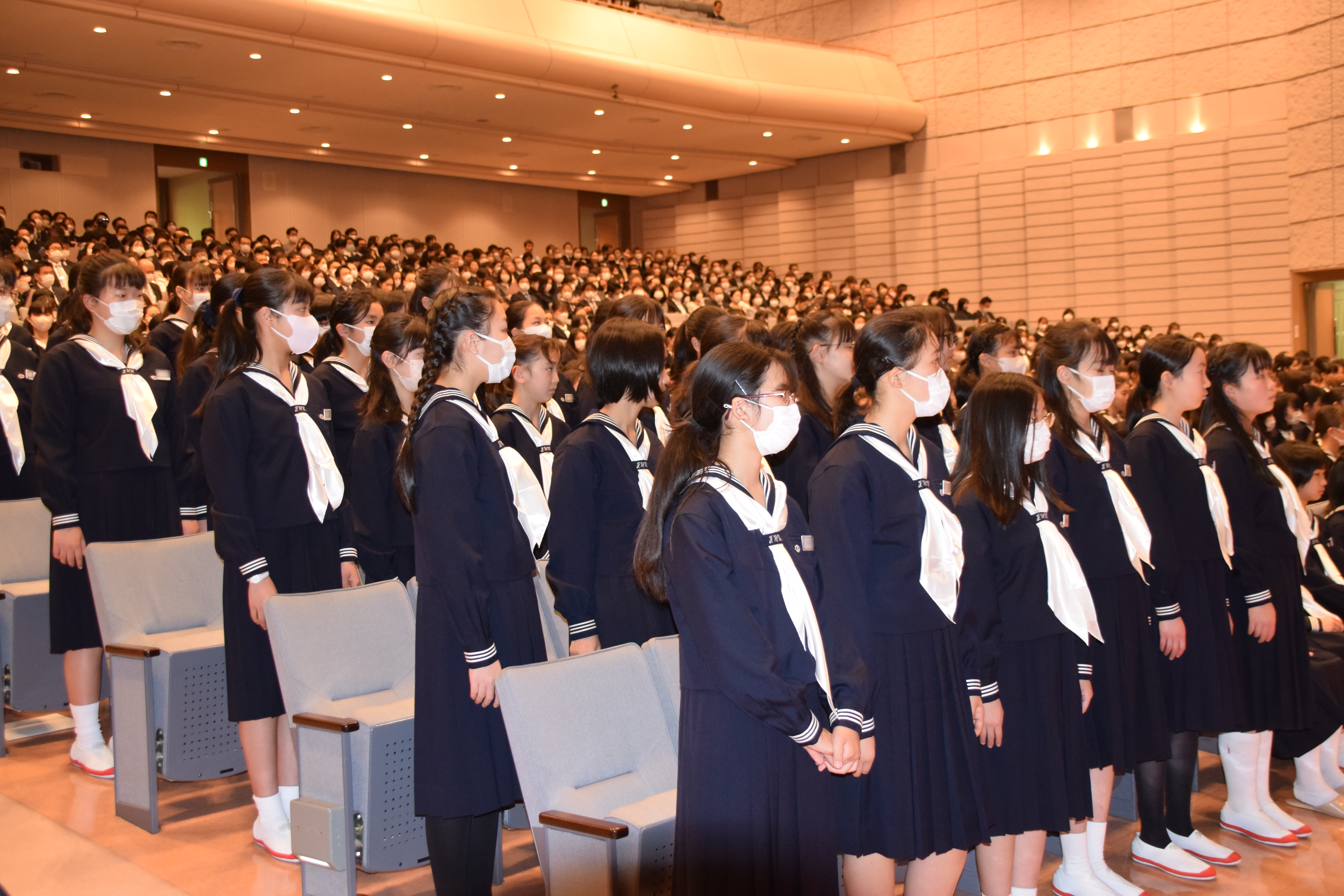 担任の先生の点呼に元気に返事をします