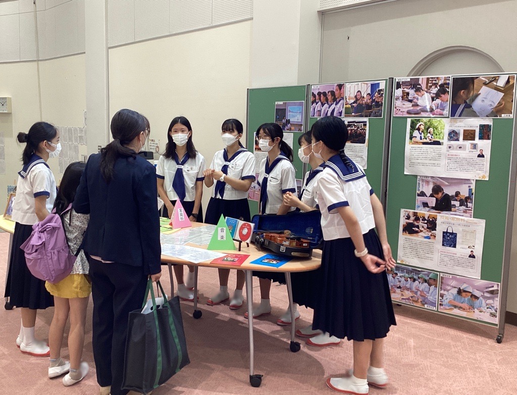 掲示物の説明もボランティアの生徒が行いました