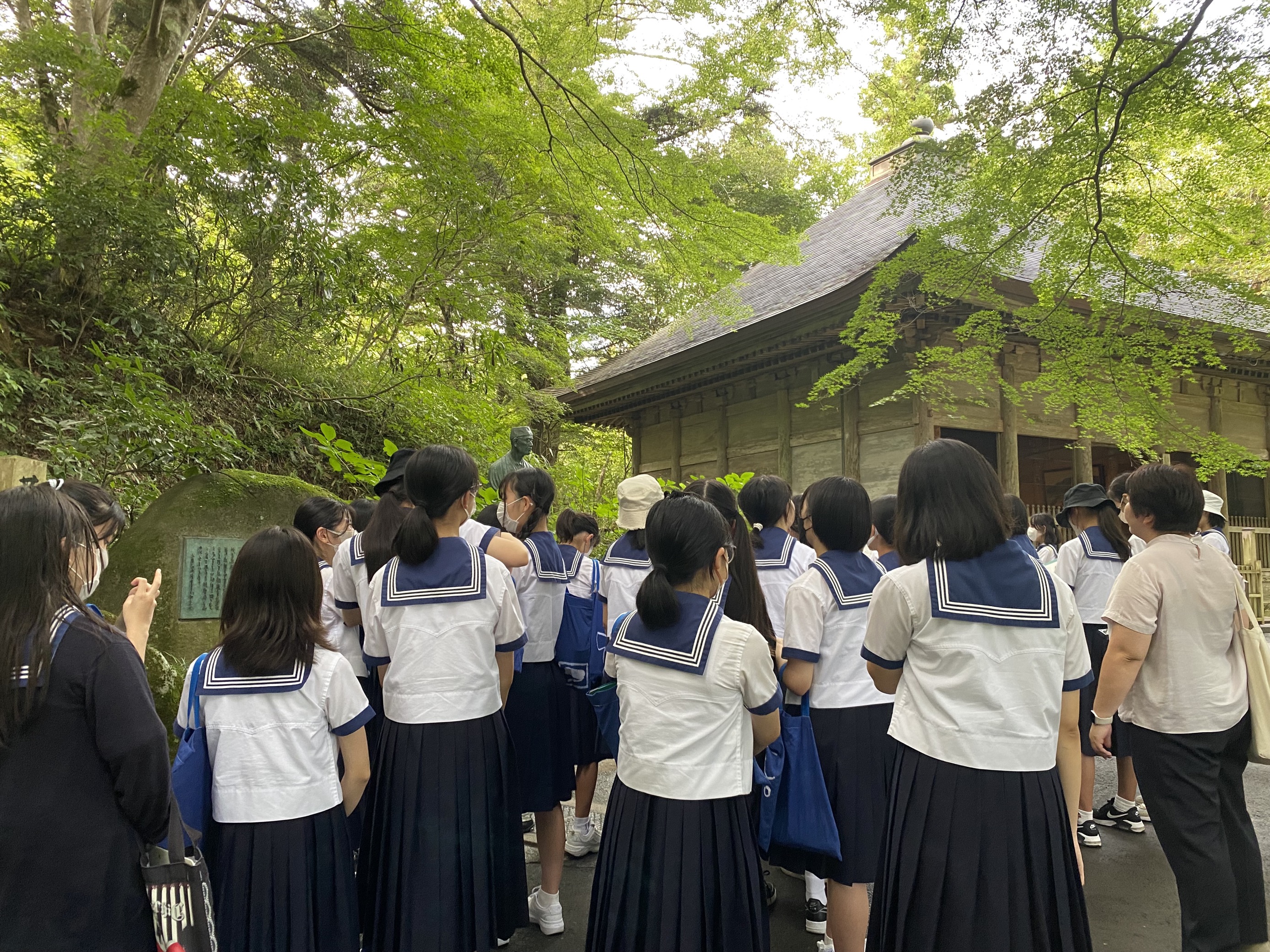 「五月雨を降り残してや光堂」句碑