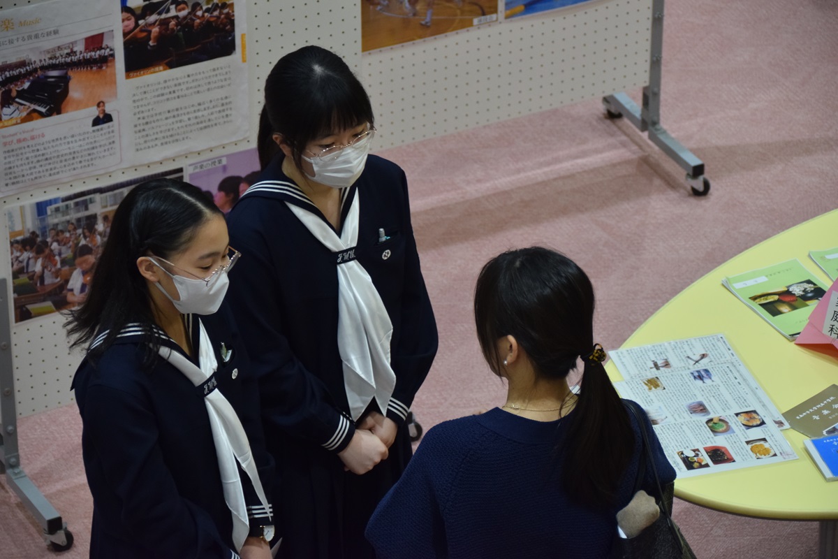 校内案内で質問に答えます