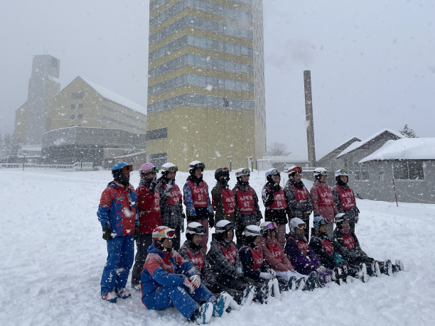雪が降る中、集合写真を撮影しました