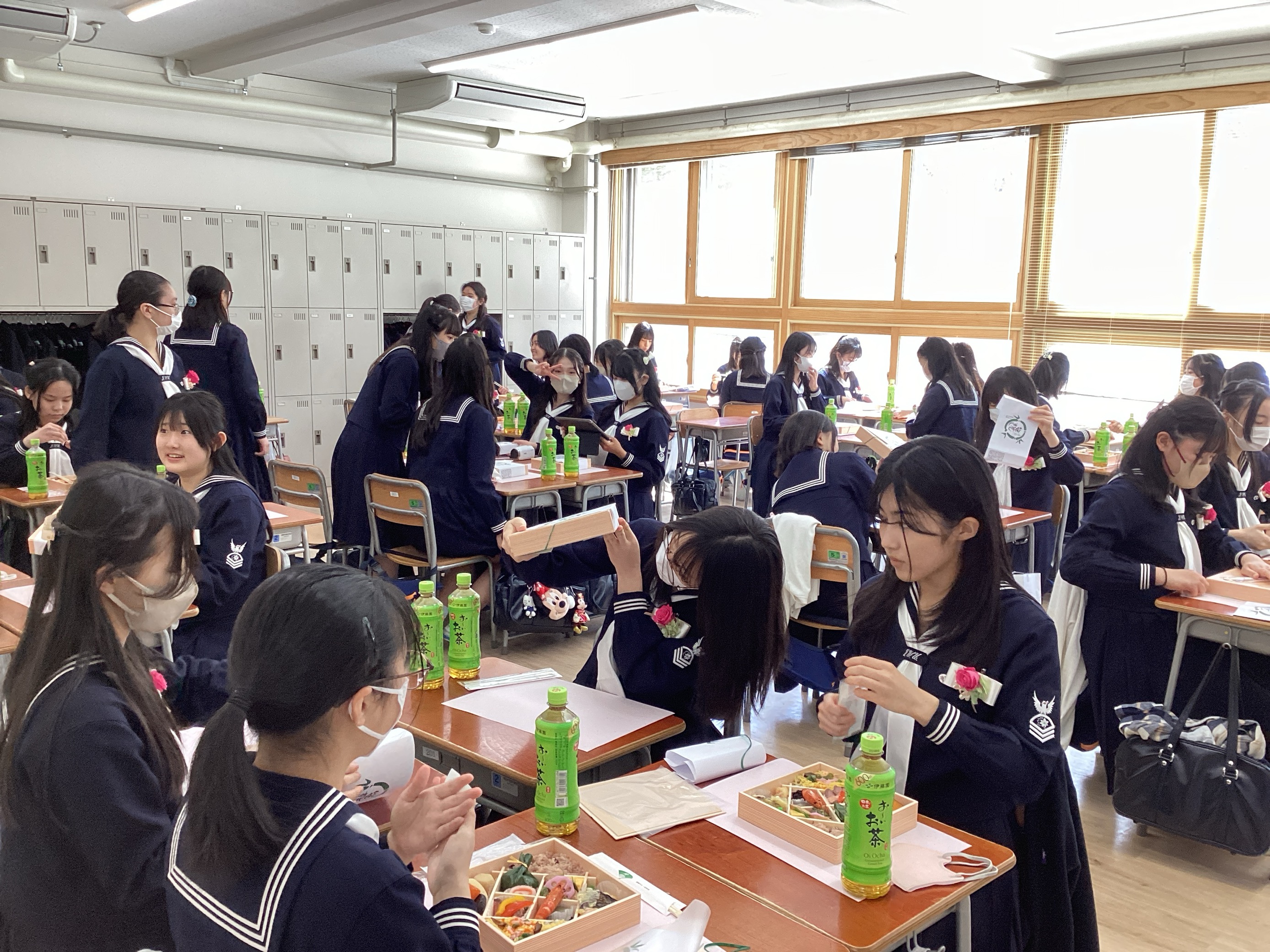 教室でクラスメイトと食べる最後の昼食