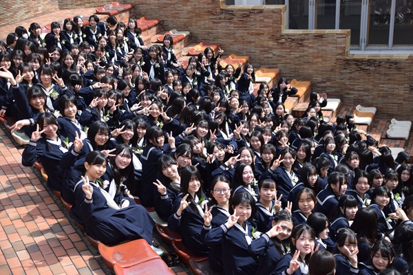 もみじ劇場で学年集合写真を撮影しました