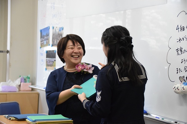 教室で担任の先生から一人一人卒業証書を受け取りました