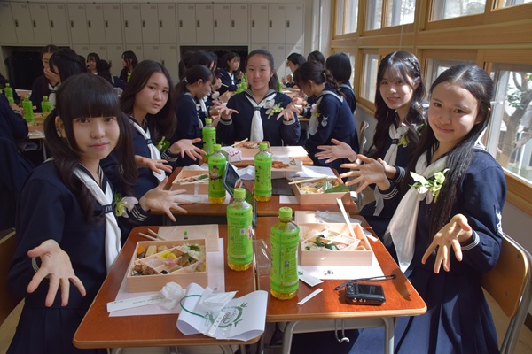 クラスメイトと食べる最後の昼食