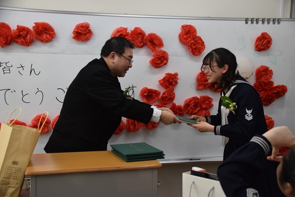 教室で担任の先生から一人一人卒業証書を受け取りました