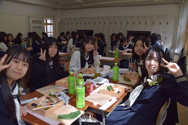 クラスメイトと食べる最後の昼食