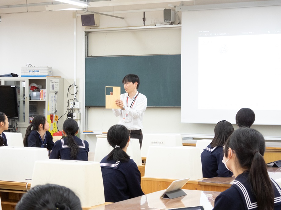 レーザー加工機についてレクチャーを受けます
