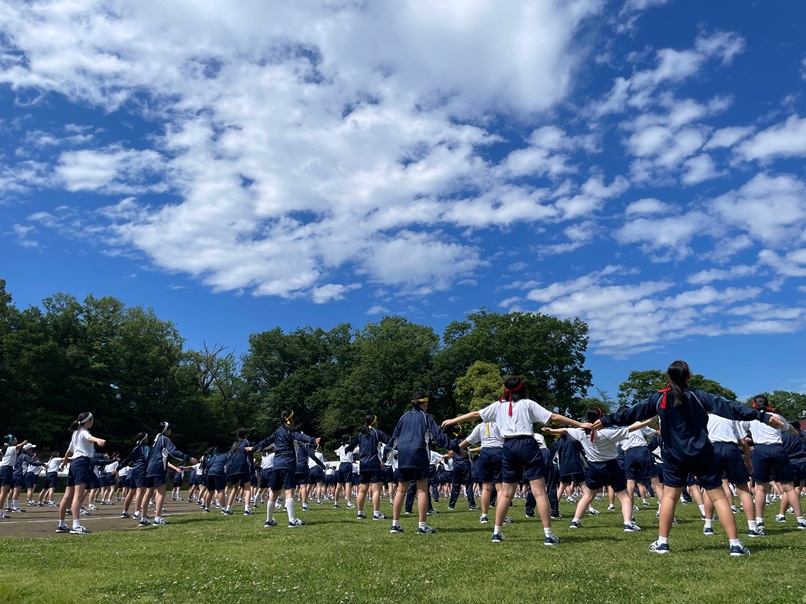 真っ青な空の下で運動会の練習をしています！