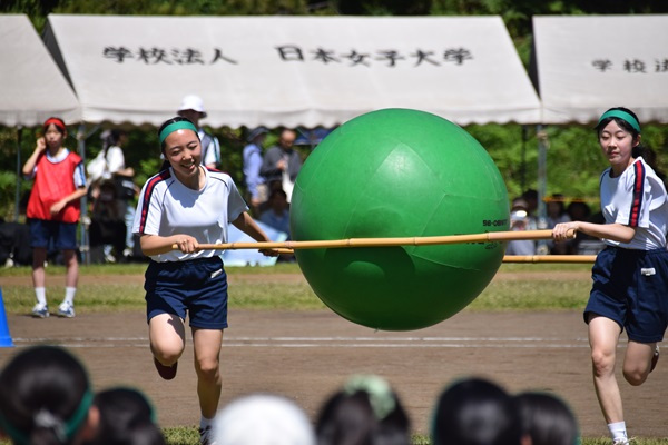 2年 競技「大玉運び」