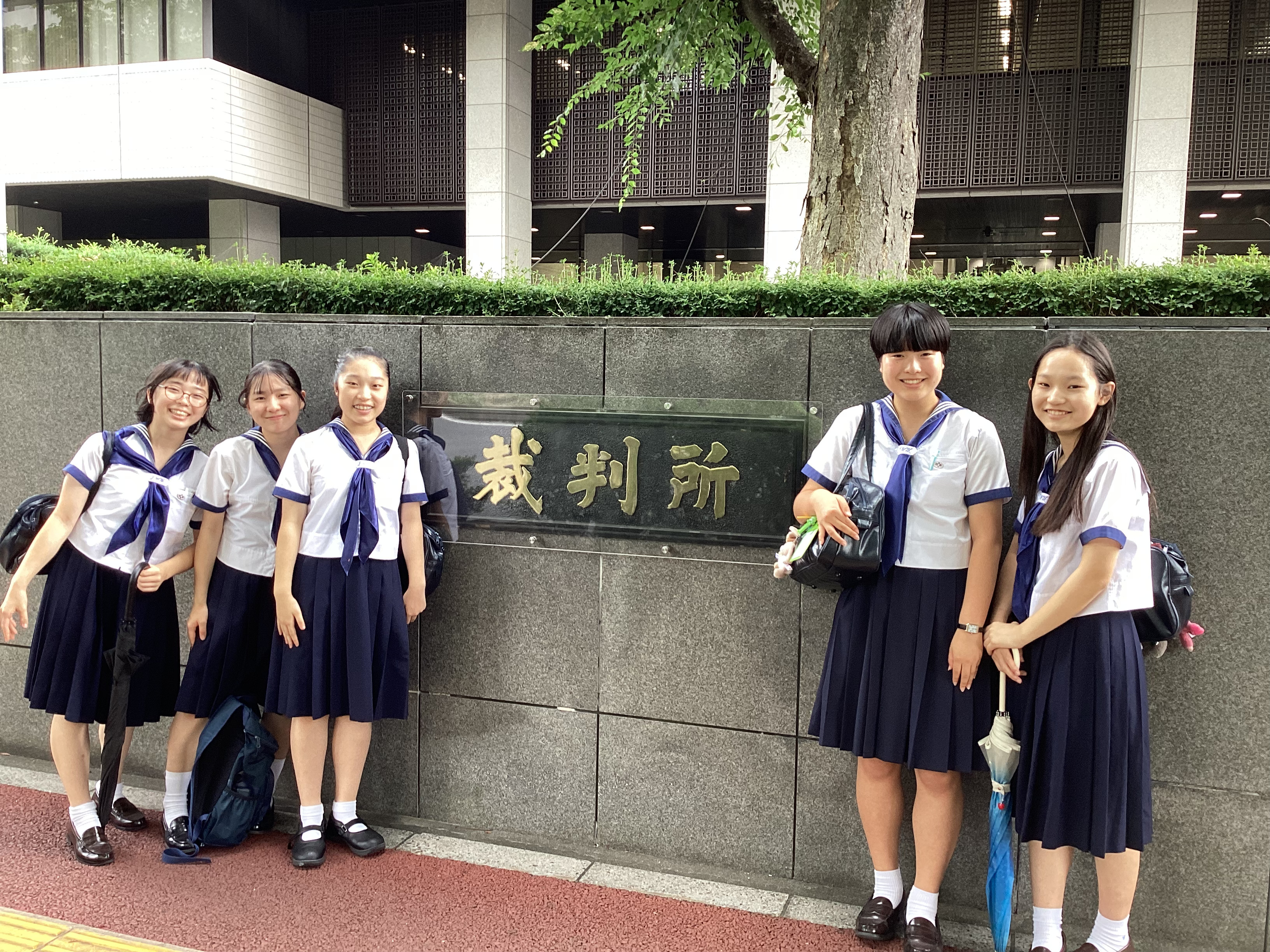 東京地裁正門にて