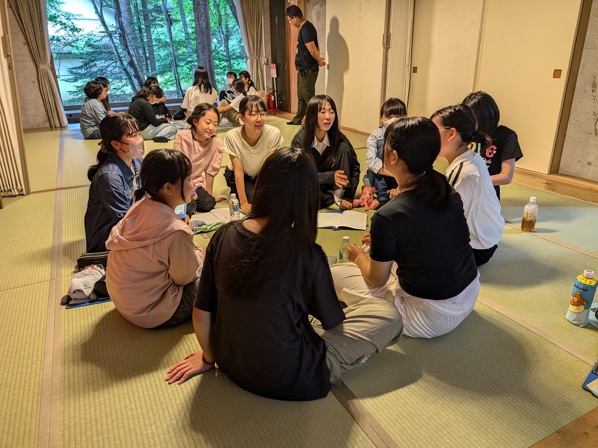 寮の居室で話し合い