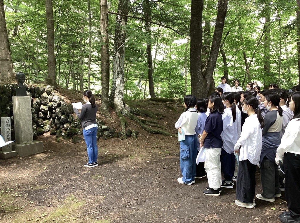 成瀬先生の胸像に挨拶