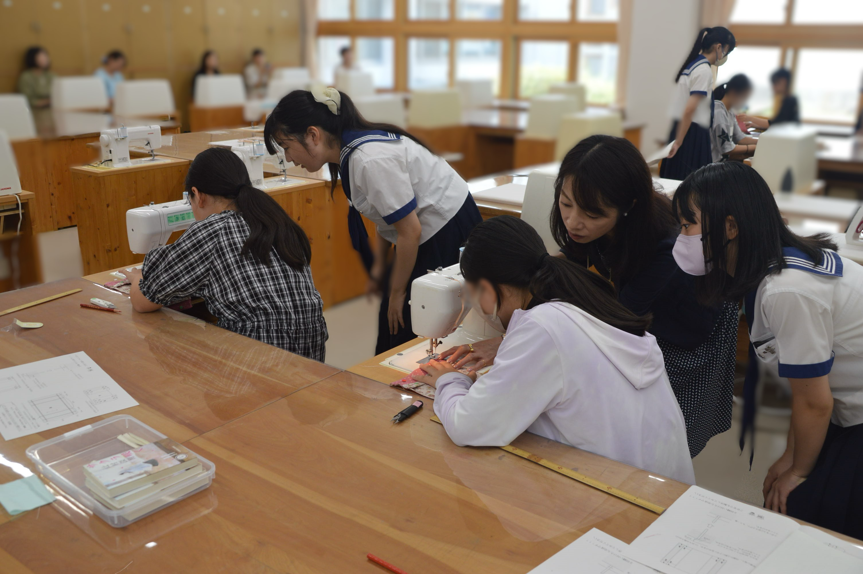 一緒にミシンを使って小物を制作