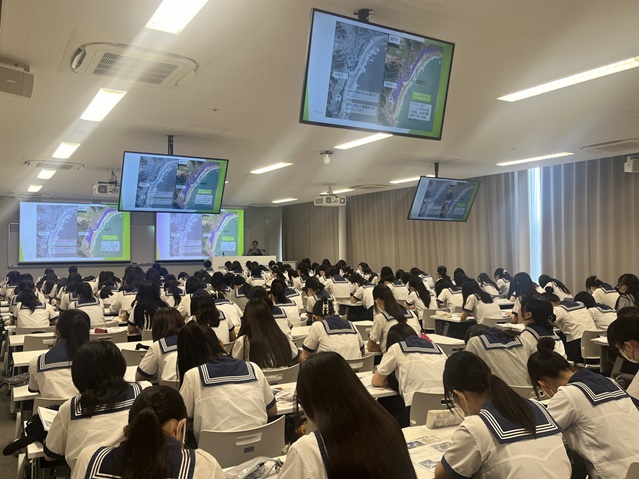 広い教室で大学生気分を味わうことができました
