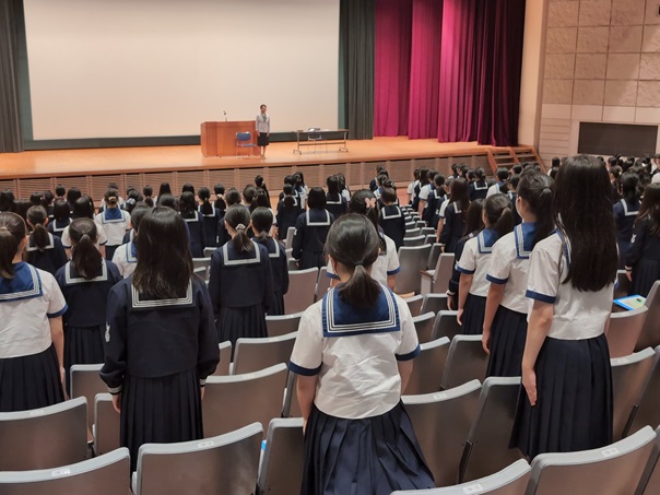 「立ち姿」にも礼儀作法があります