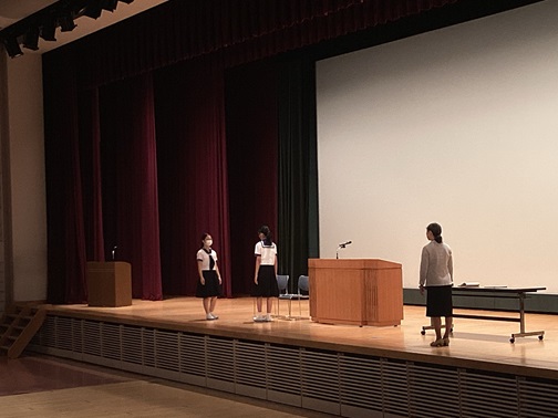 代表生徒が実演します