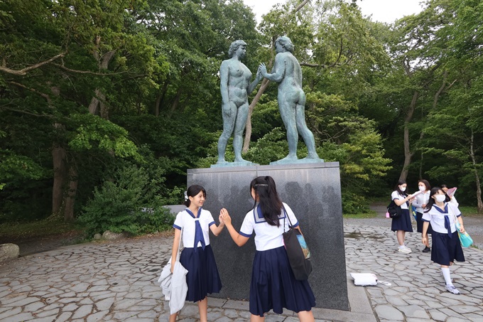 恒例の「乙女の像」ポーズ！