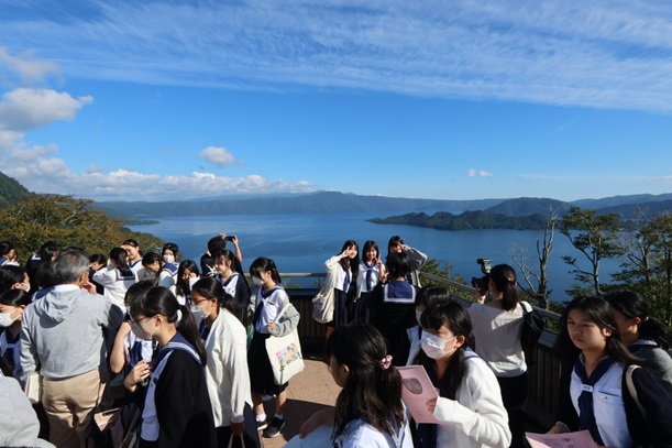 発荷峠から十和田湖をのぞみます