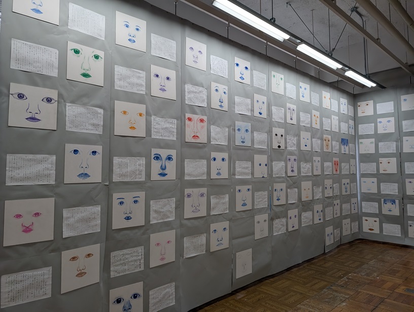 2年生「自画像」全生徒の作品を掲示しています
