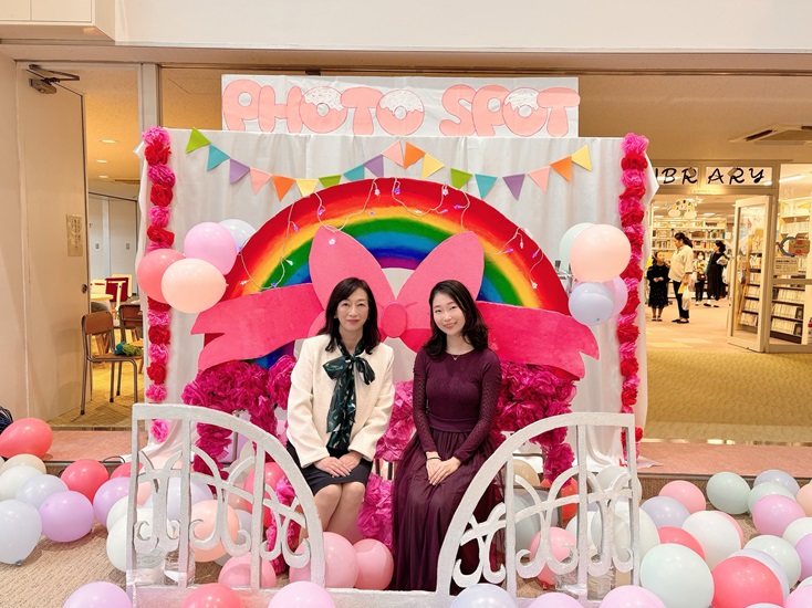今年度のPHOTO SPOTにて卒業生と記念写真