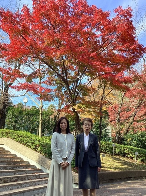 紅葉の前で記念撮影