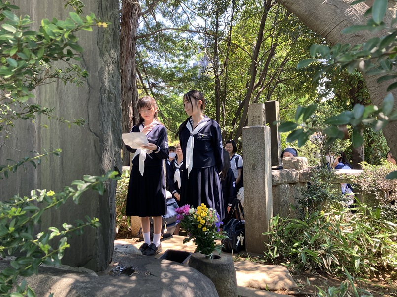 墓前で中学校生活の誓いを述べました