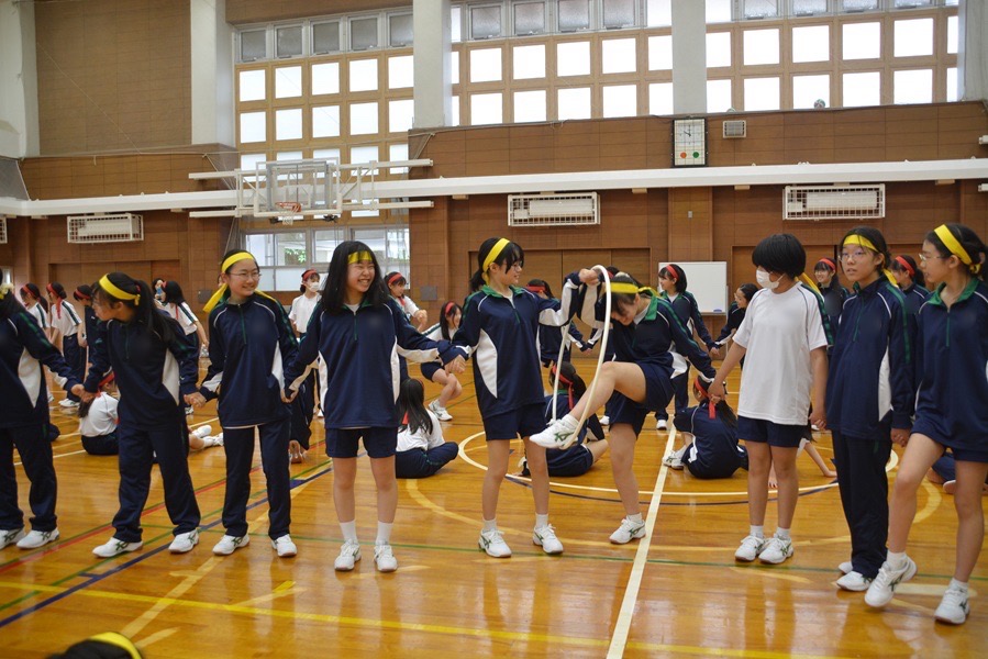 体育館でフラフープくぐりに挑戦！