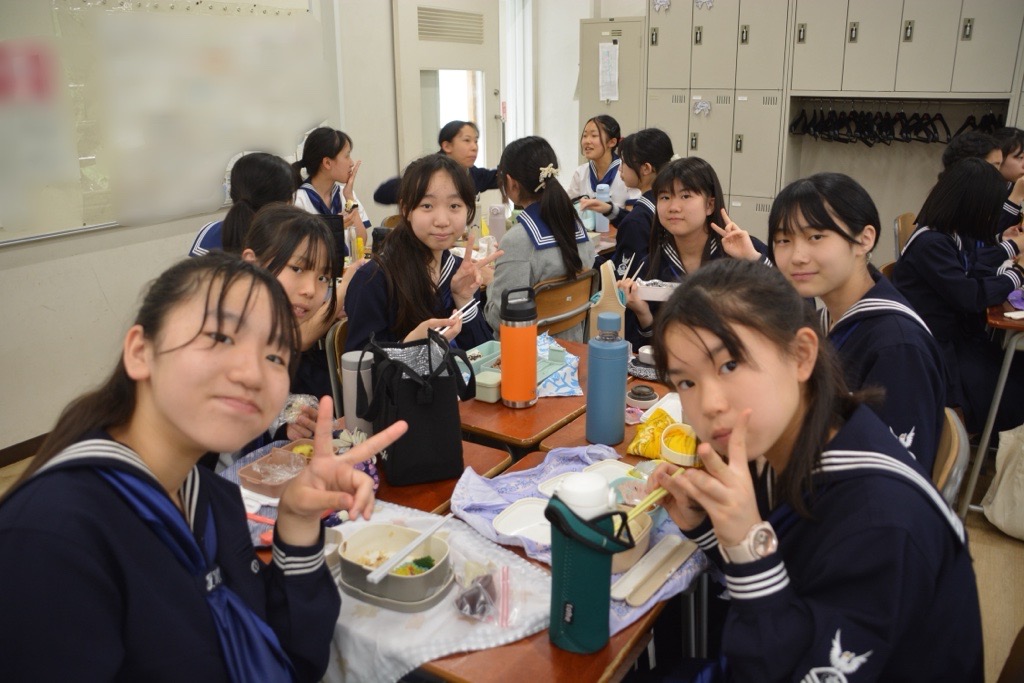 親睦会後はグループで昼ご飯を食べました！