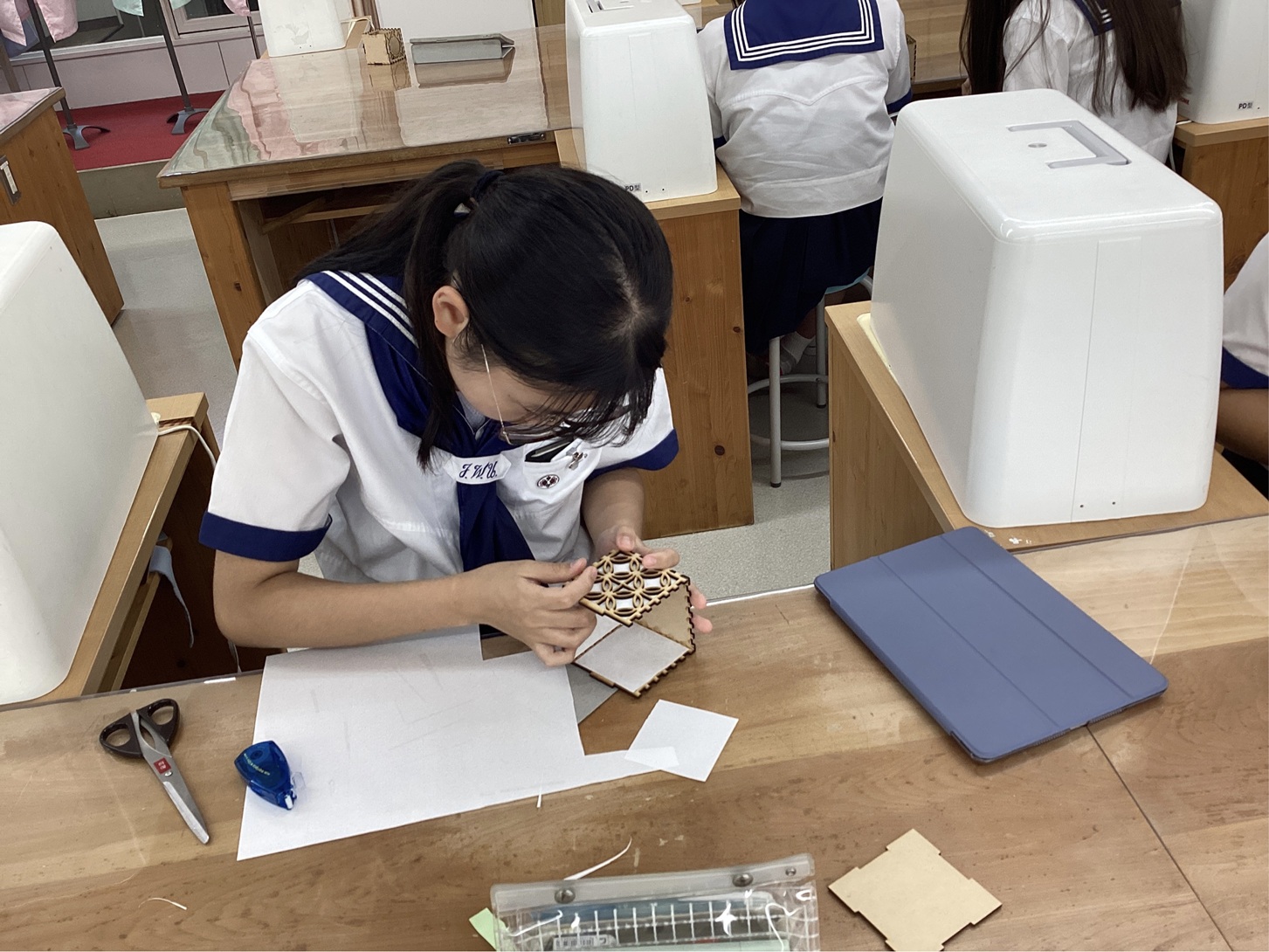 内側に半紙を貼りながら、組み立てていきます！