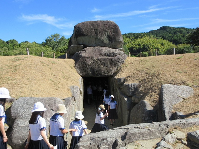 艸墓古墳の中に入ります