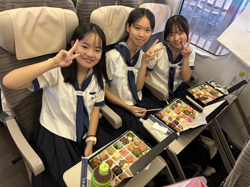 津軽の味を楽しめる駅弁「ひとくちだらけ」