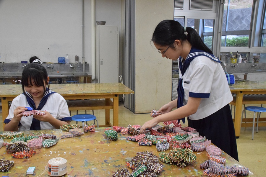 校内に飾るモビールを製作しています