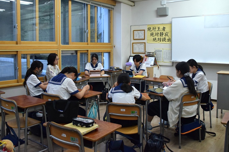 生徒内企画の原稿読み合わせの様子