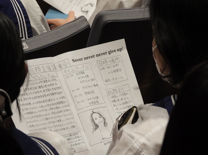 講演会の概要についてプリントを配布しました