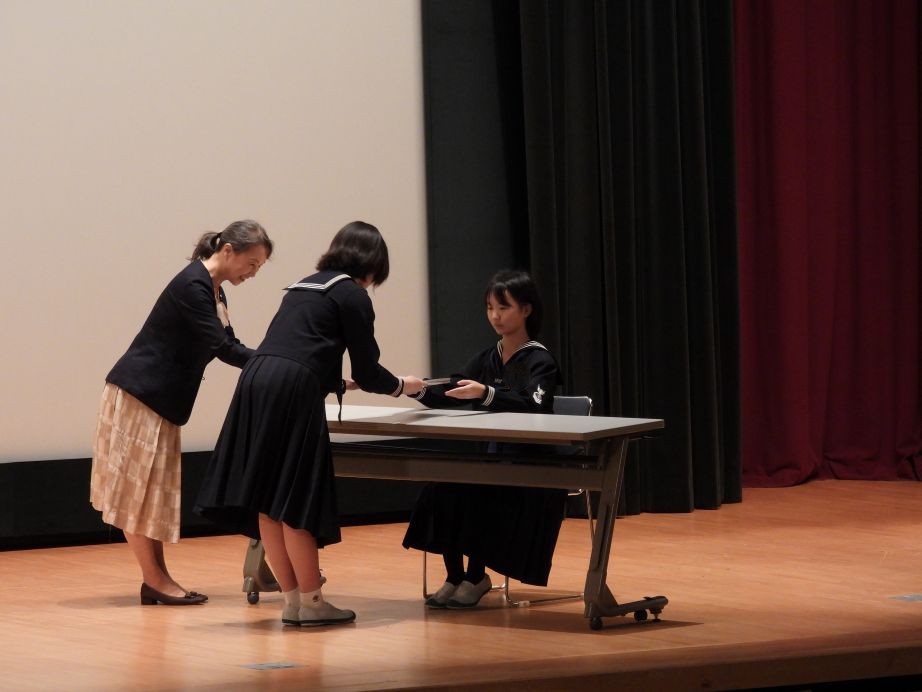 代表生徒が実演します