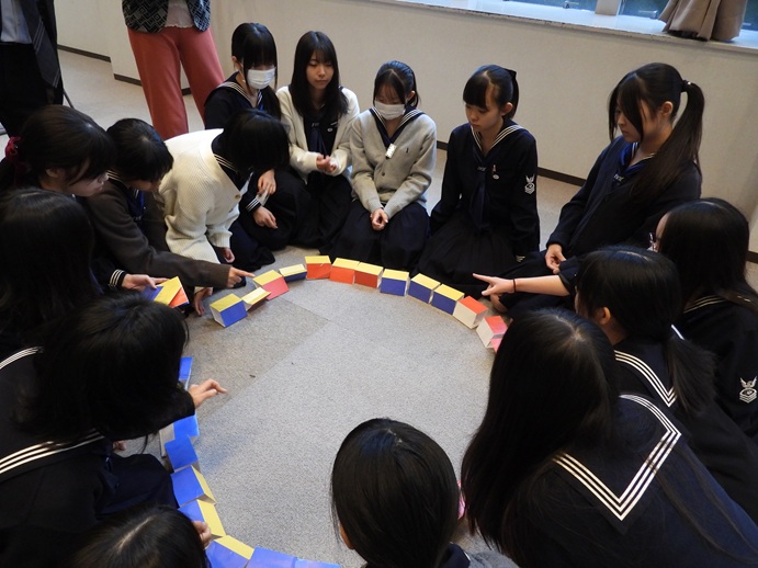 クラス皆が話し合い協力すると、全グループが同時にミッションを達成することができました!