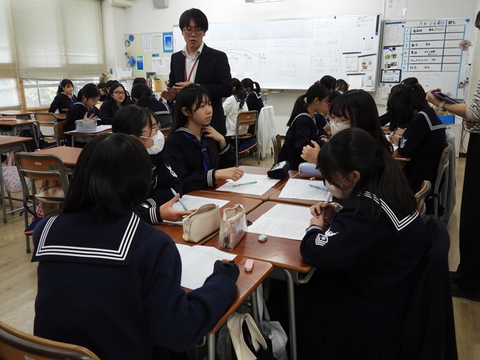 グループに分かれて考えをシェアしましま