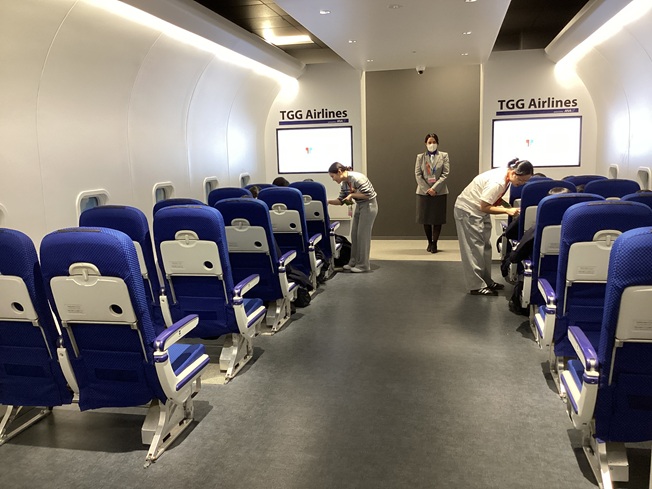 国際線に乗った気分で、使える英語を身につけます