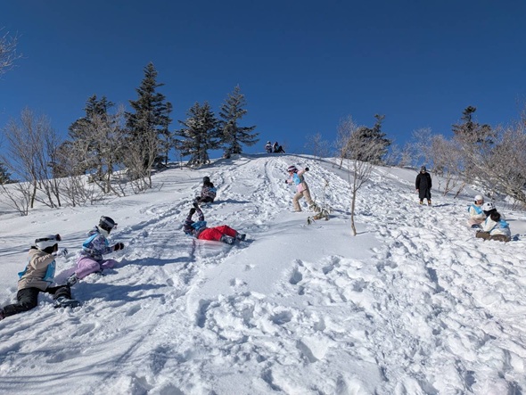 スキーを脱いで雪遊びも楽しみました
