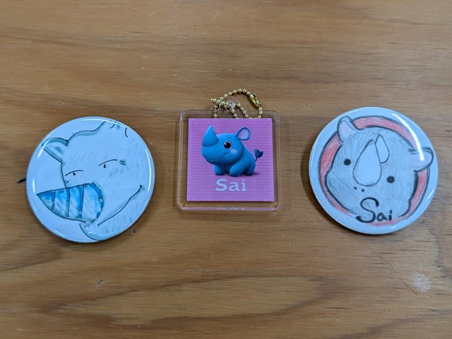 完成した缶バッジとアクリルキーホルダー