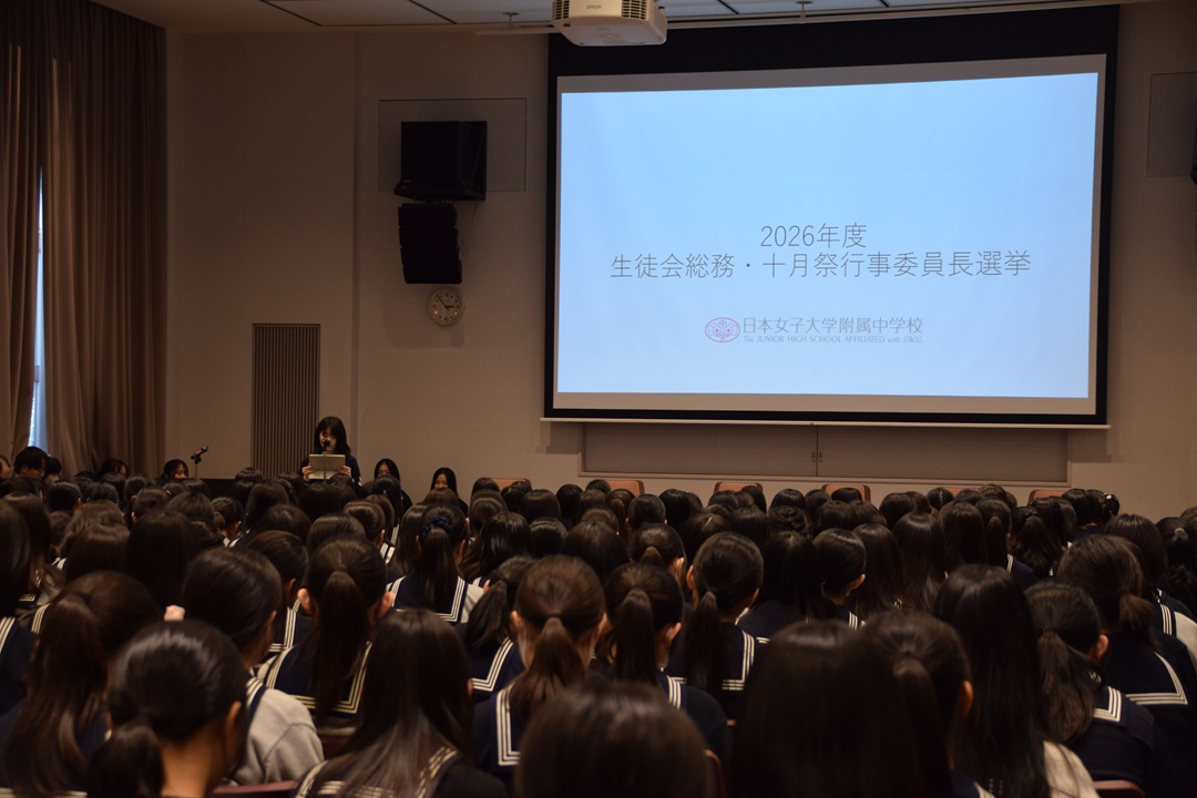 緊張した空気のなか選挙が始まります