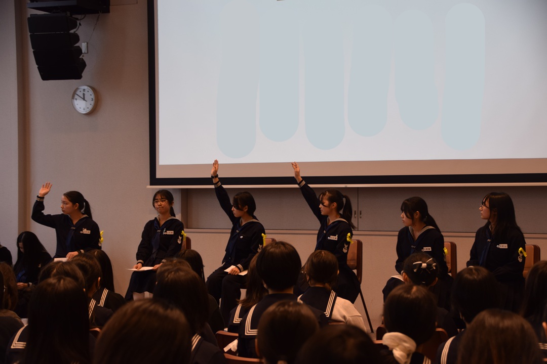 選管や生徒からの質問にもはきはきと答えます