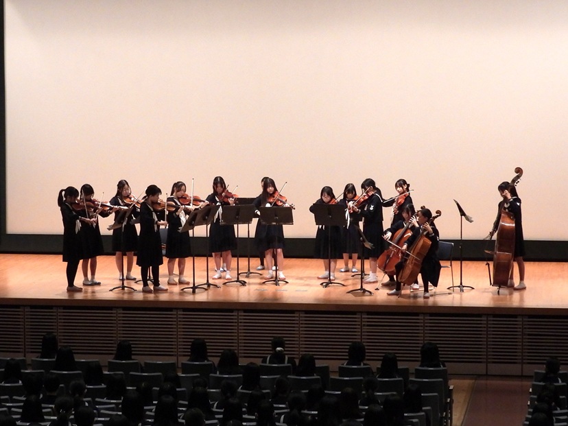 弦楽合奏クラブの奏楽で始まります
