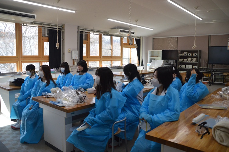 現場で着る服を実際に試着させてもらいました